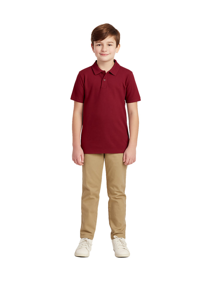 Niño modelando una camisa polo de color vino con cuello y botones.