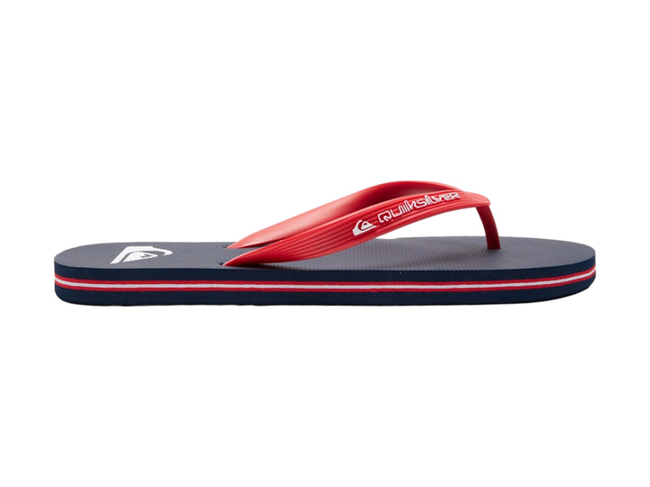 Sandalias Quiksilver color azul marino con correas rojas y suela plana.