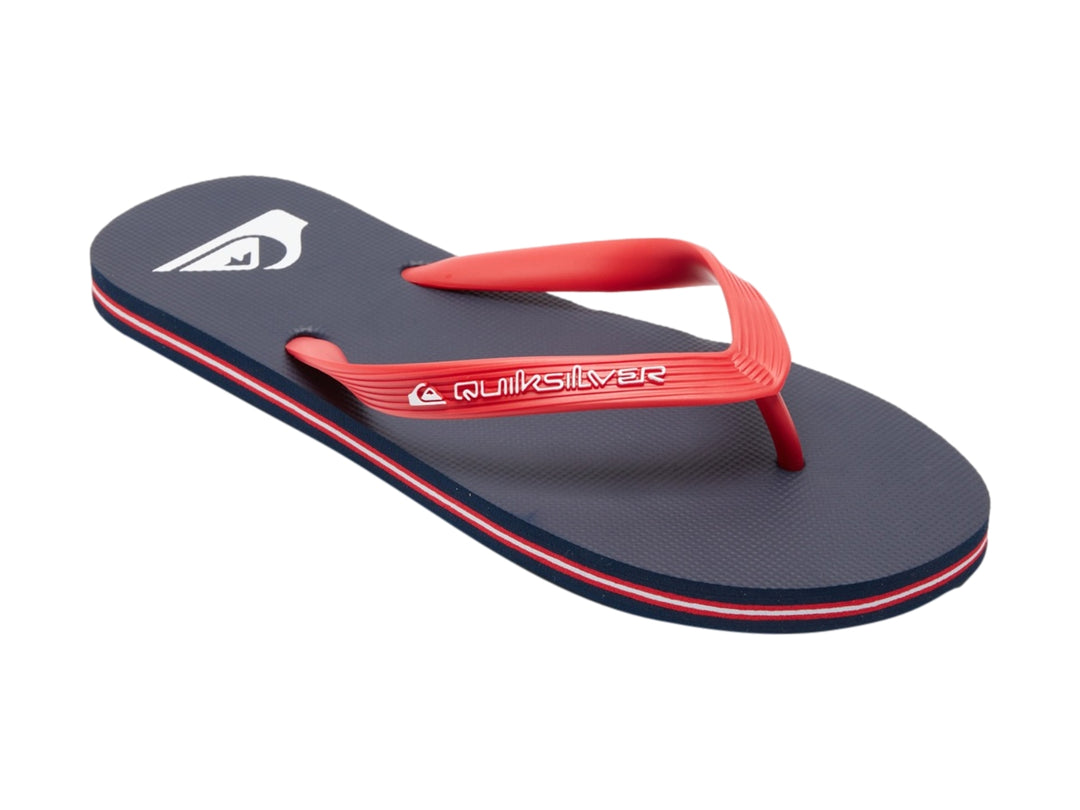 Sandalias Quiksilver color azul marino con correas rojas y suela plana.