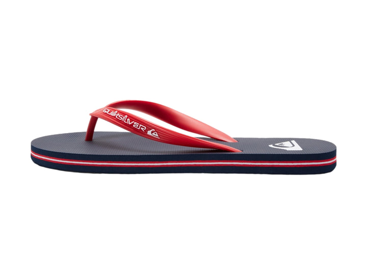 Sandalias Quiksilver color azul marino con correas rojas y suela plana.