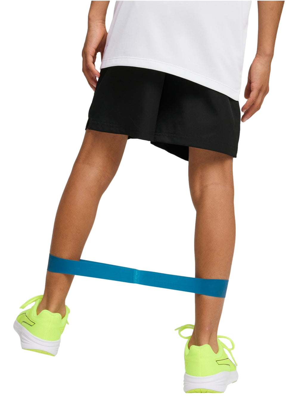 Niño vistiendo shorts deportivos Puma de color negro con logo blanco lateral.