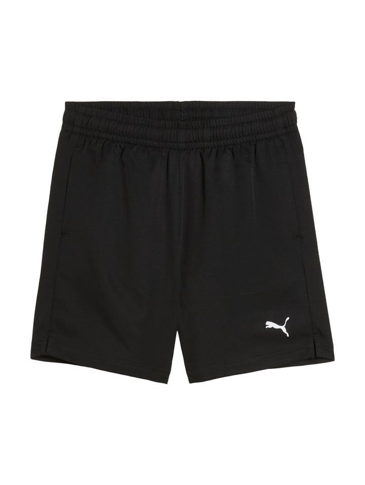 Niño vistiendo shorts deportivos Puma de color negro con logo blanco lateral.