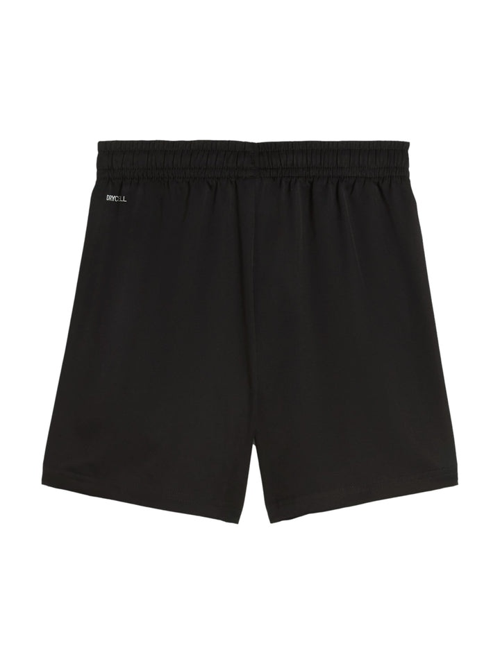 Niño vistiendo shorts deportivos Puma de color negro con logo blanco lateral.