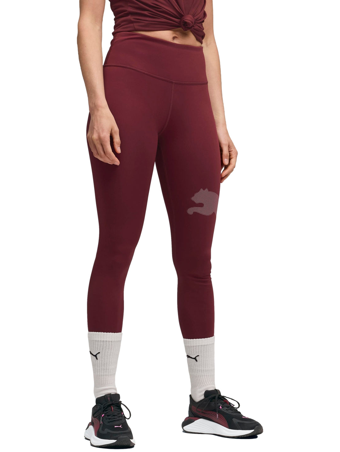 Leggings deportivos PUMA color rojo rubí, cintura alta y ajuste ceñido.
