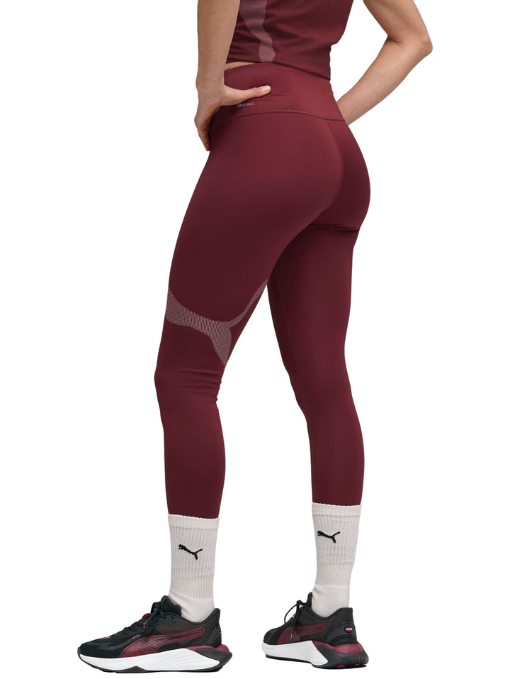 Leggings deportivos PUMA color rojo rubí, cintura alta y ajuste ceñido.