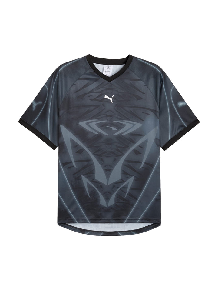 Jersey de fútbol PUMA color negro con estampado geométrico en gris y cuello en V.
