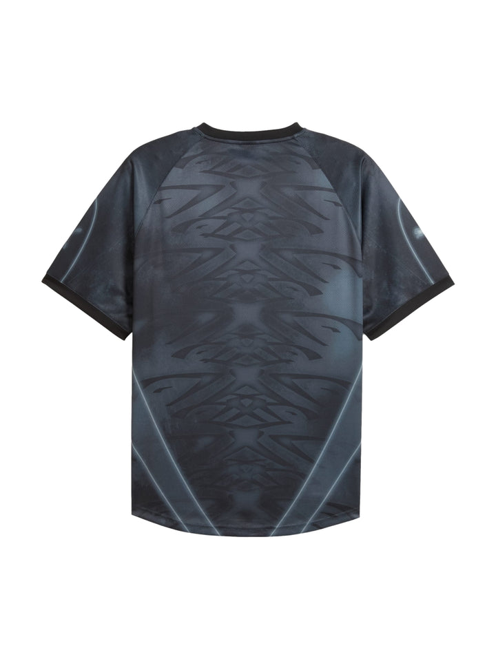 Jersey de fútbol PUMA color negro con estampado geométrico en gris y cuello en V.