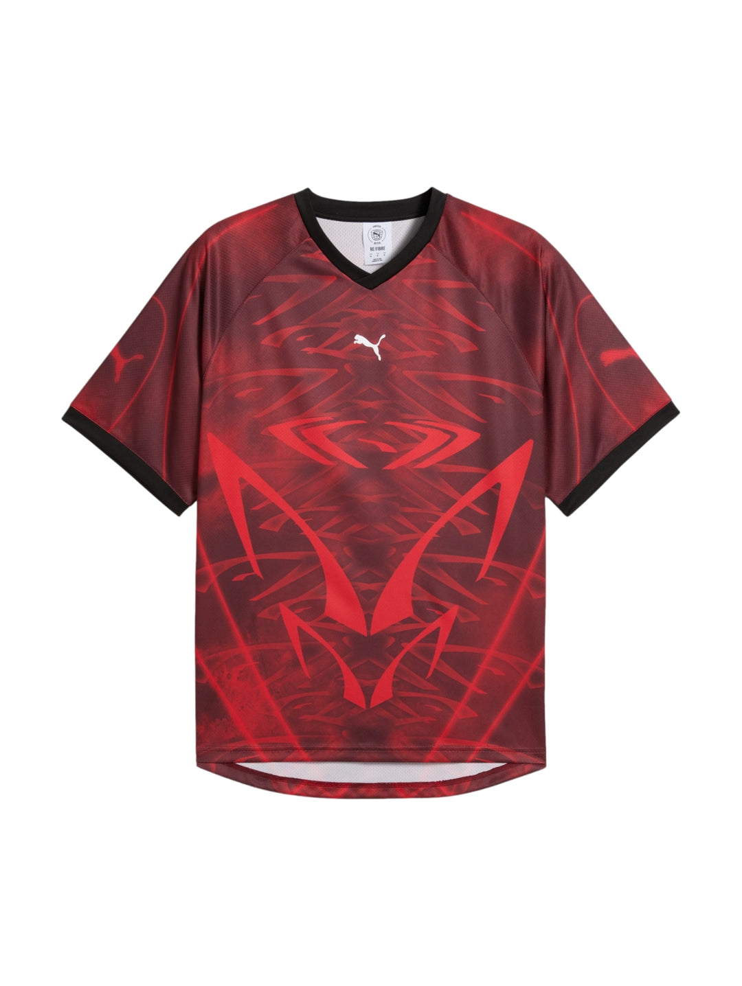Jersey de fútbol PUMA color rojo con estampado abstracto y detalles en negro.