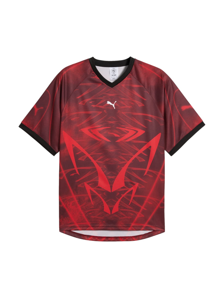 Jersey de fútbol PUMA color rojo con estampado abstracto y detalles en negro.