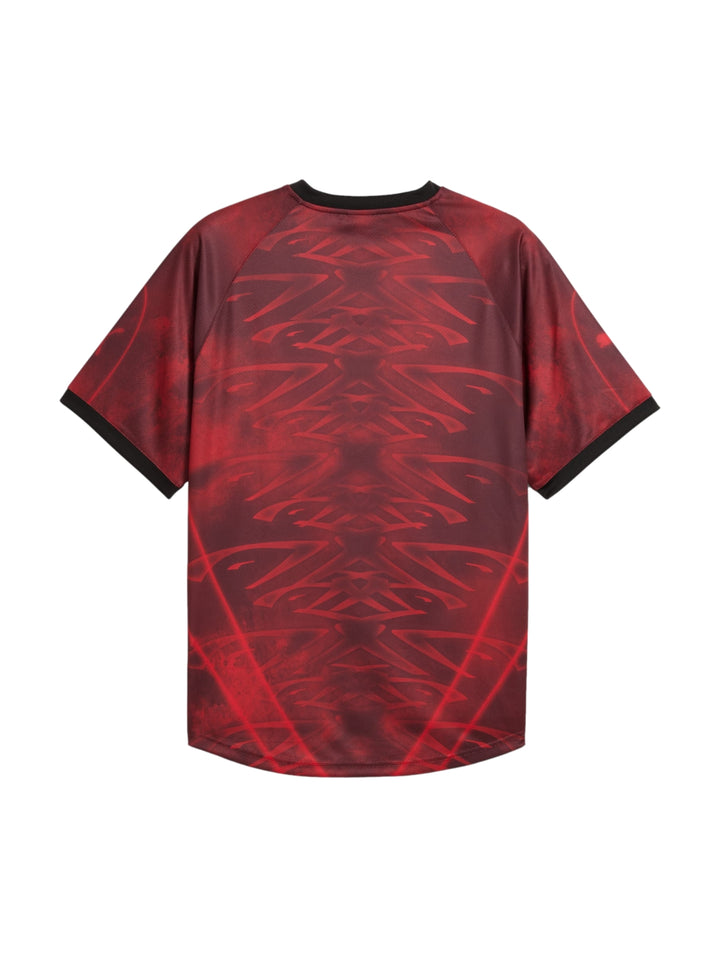 Jersey de fútbol PUMA color rojo con estampado abstracto y detalles en negro.