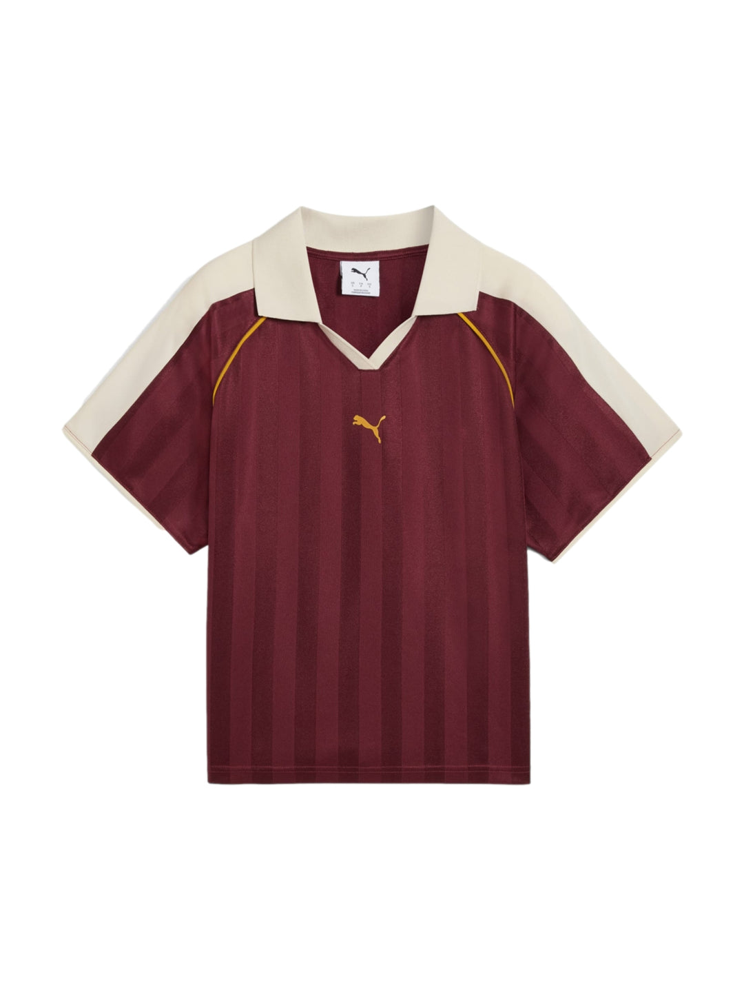Mujer vistiendo playera y shorts deportivos PUMA en color ruby shimmer heather con detalles en blanco y dorado.