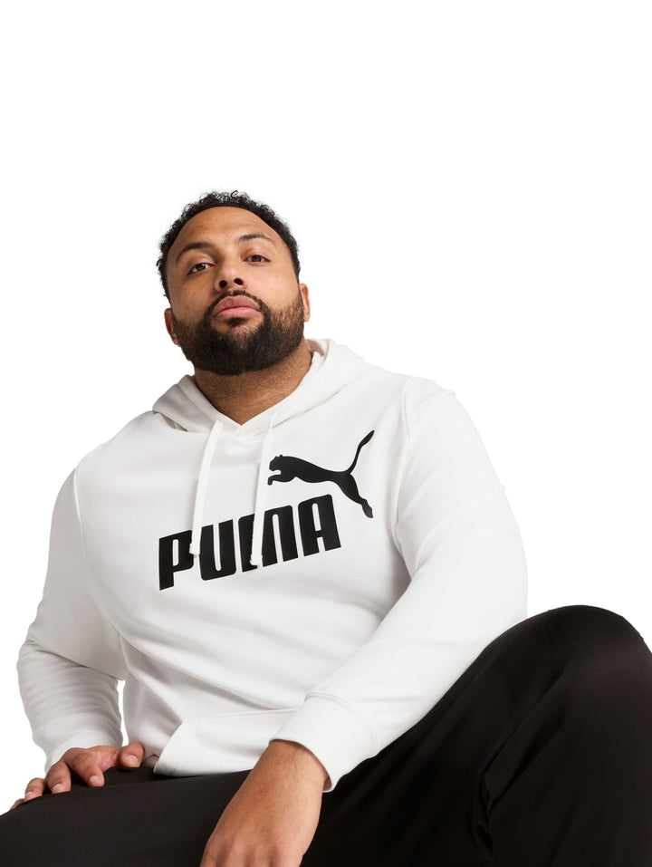 Hombre vistiendo una sudadera con capucha color blanco con logo de PUMA en el pecho.
