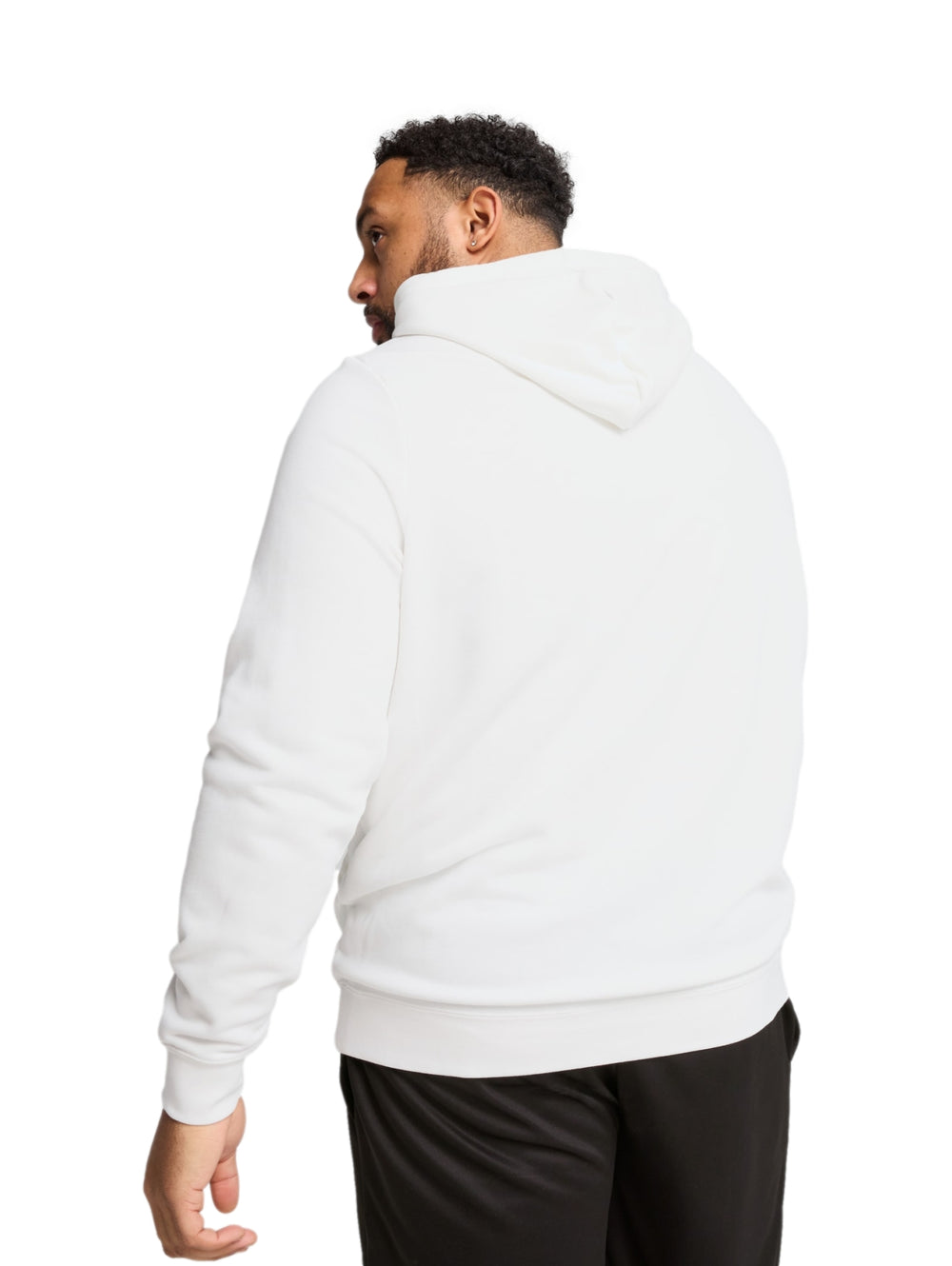 Hombre vistiendo una sudadera con capucha color blanco con logo de PUMA en el pecho.