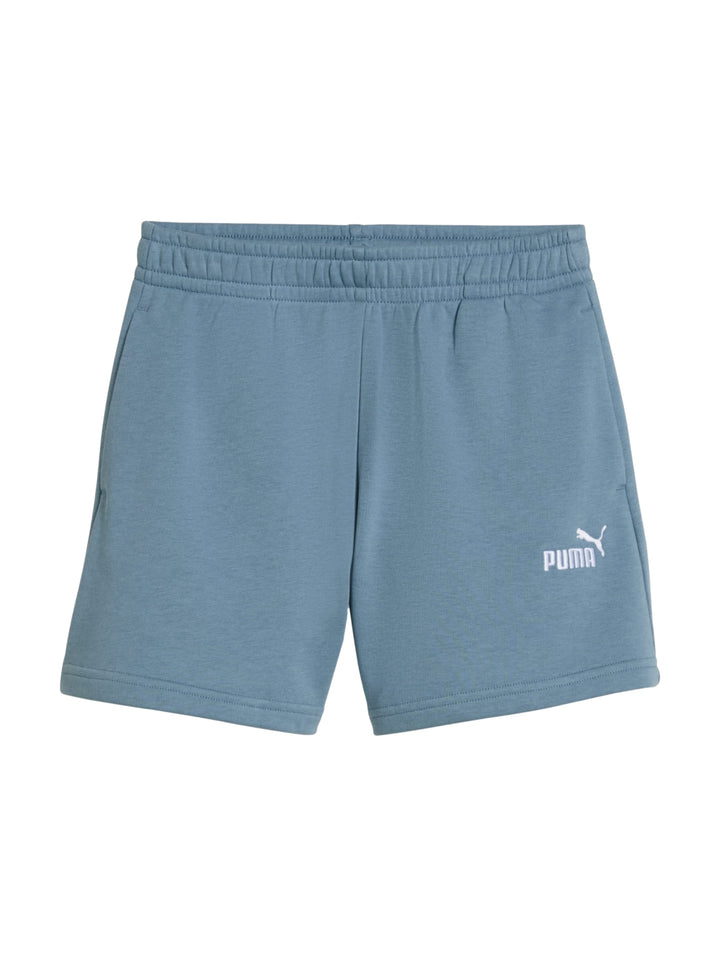 Niña usando shorts deportivos Puma color azul claro con logo blanco en la pierna.