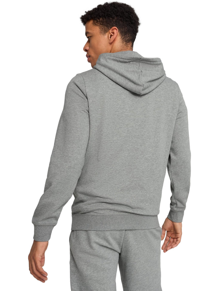 Hombre vistiendo sudadera con capucha y pantalones deportivos de color gris con logo de PUMA en el pecho.