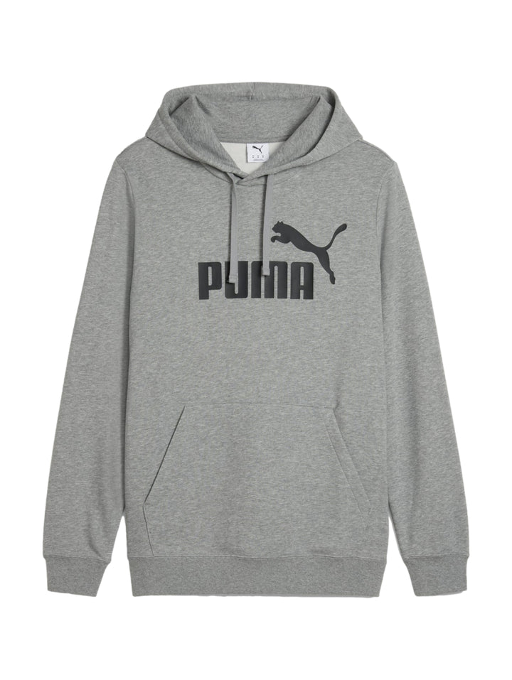 Hombre vistiendo sudadera con capucha y pantalones deportivos de color gris con logo de PUMA en el pecho.