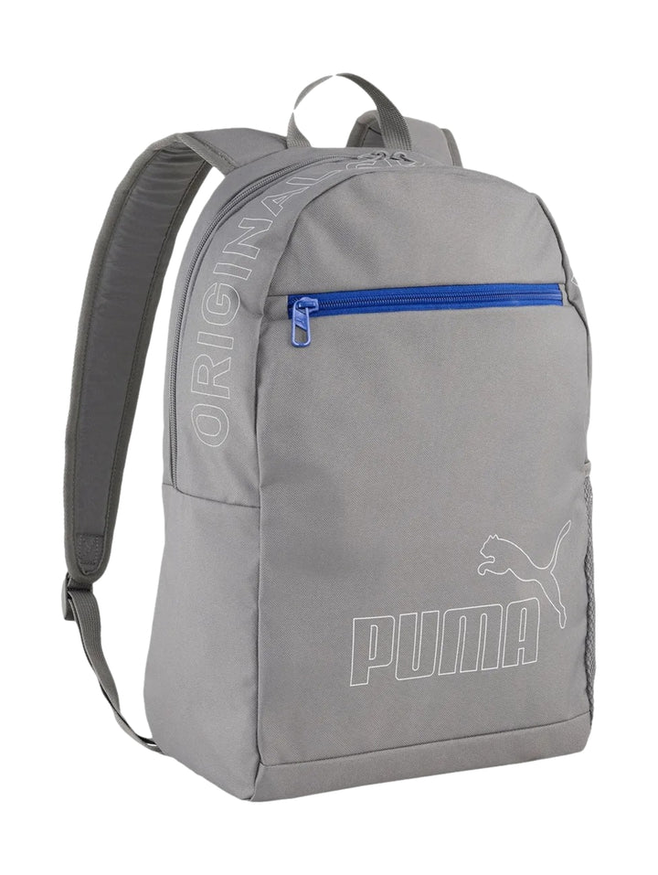 Mochila PUMA color gris con detalles en azul y logotipo blanco en el frente.