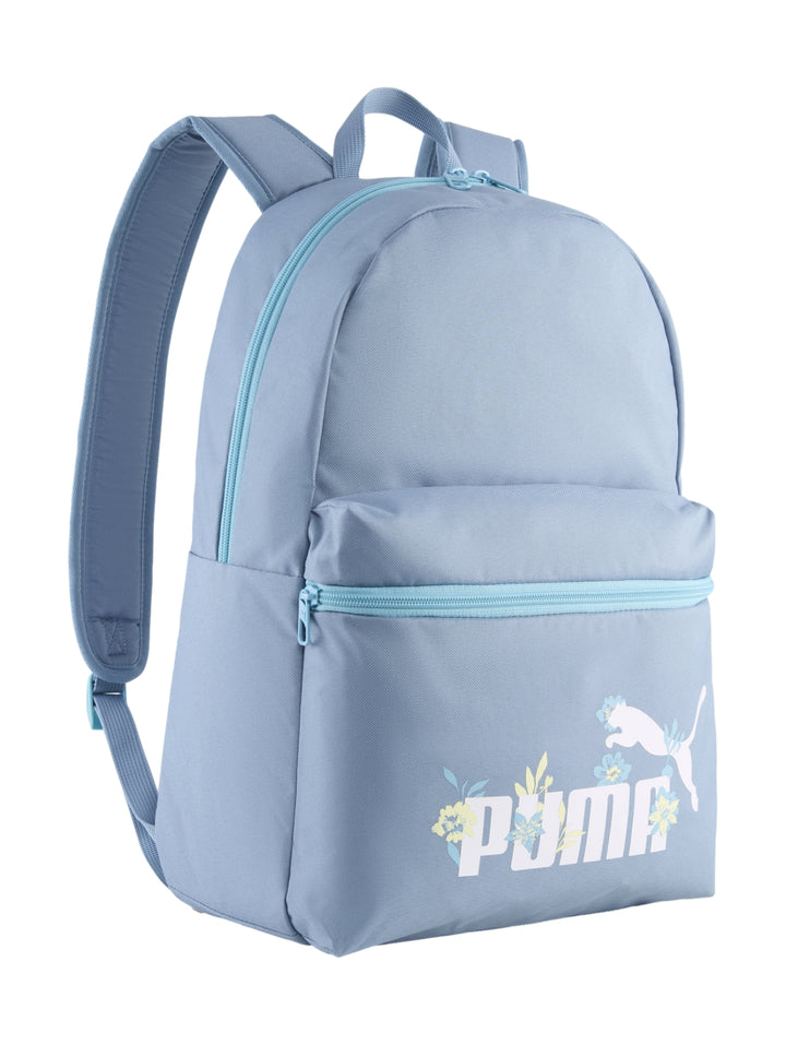 Mochila PUMA color azul claro con bolsillo frontal y logotipo decorado con flores.