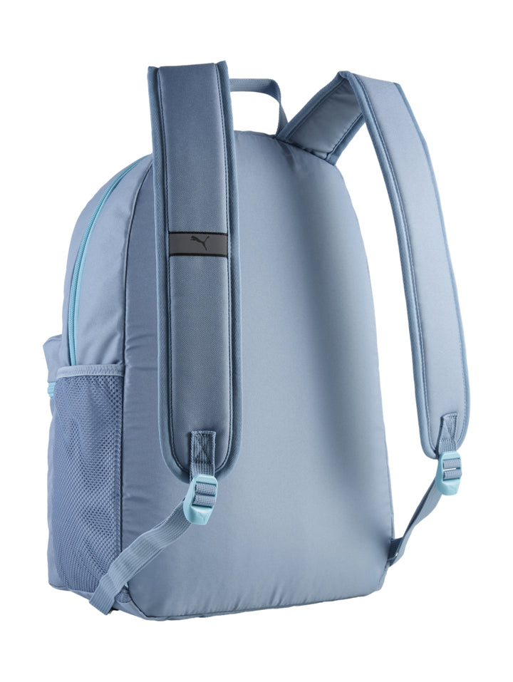 Mochila PUMA color azul claro con bolsillo frontal y logotipo decorado con flores.