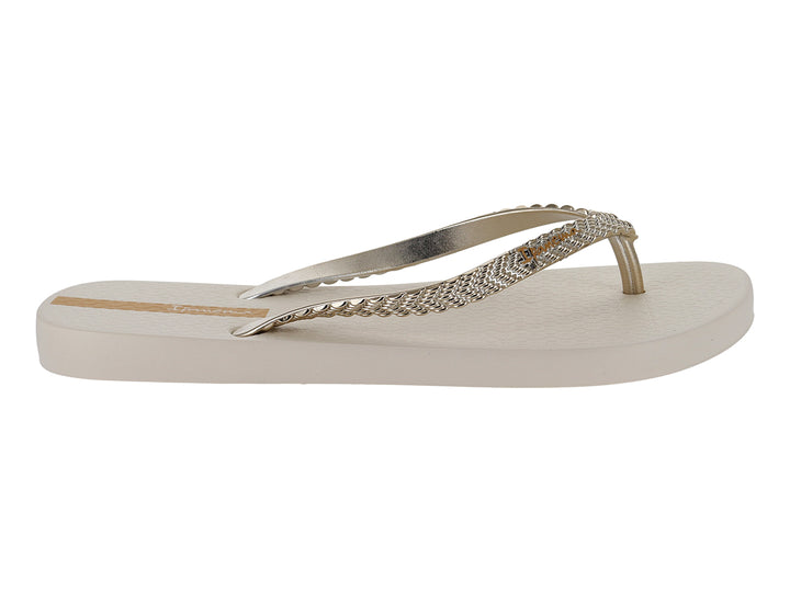 Sandalias de dedo Ipanema en color beige con tiras doradas brillantes.
