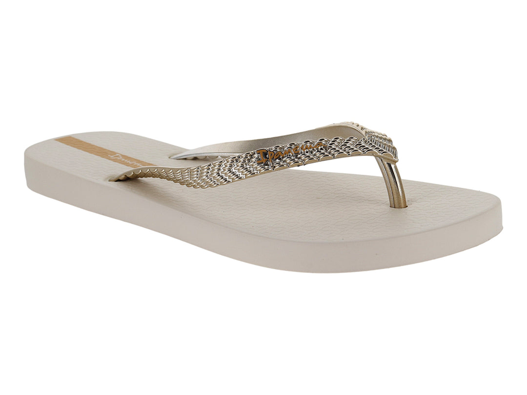 Sandalias de dedo Ipanema en color beige con tiras doradas brillantes.
