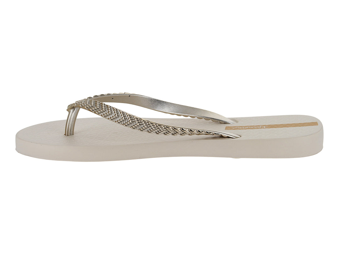 Sandalias de dedo Ipanema en color beige con tiras doradas brillantes.