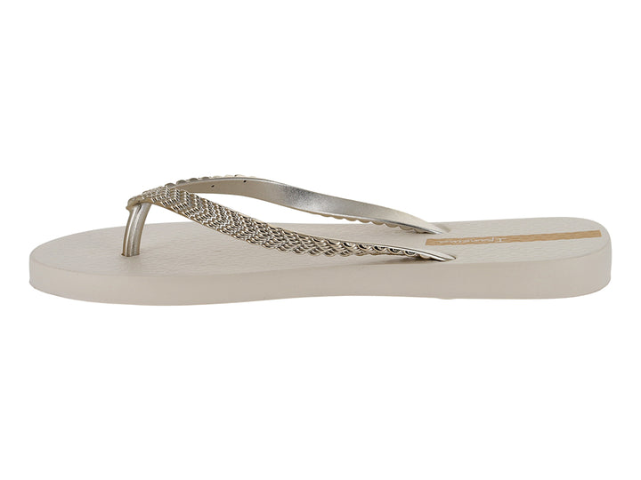 Sandalias de dedo Ipanema en color beige con tiras doradas brillantes.