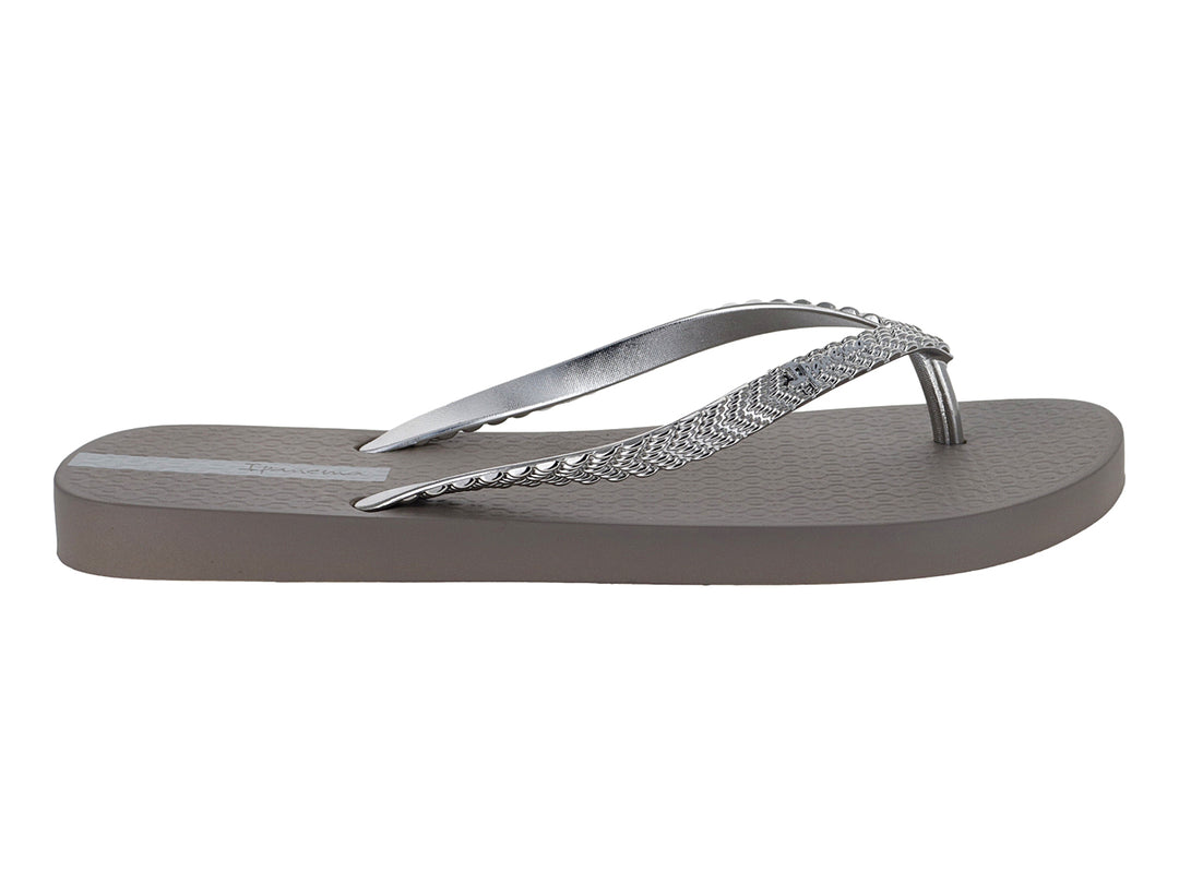 Sandalia de dedo Ipanema en color gris plata con tiras brillantes y suela plana.