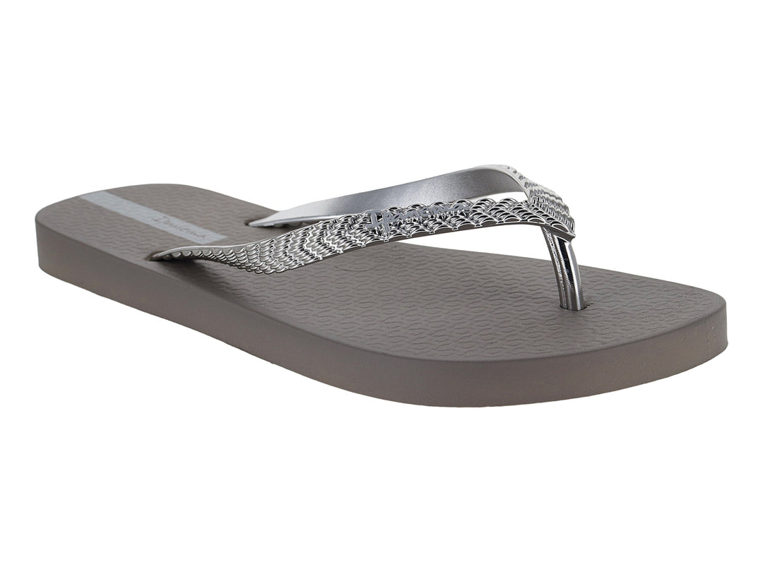 Sandalia de dedo Ipanema en color gris plata con tiras brillantes y suela plana.