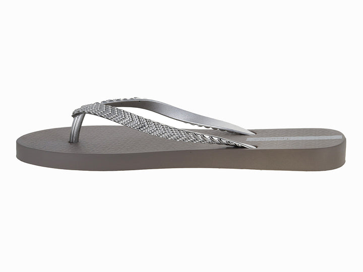 Sandalia de dedo Ipanema en color gris plata con tiras brillantes y suela plana.