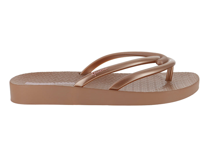 Sandalias de dedo Ipanema en color marrón rosa con plataforma y acabado metálico.
