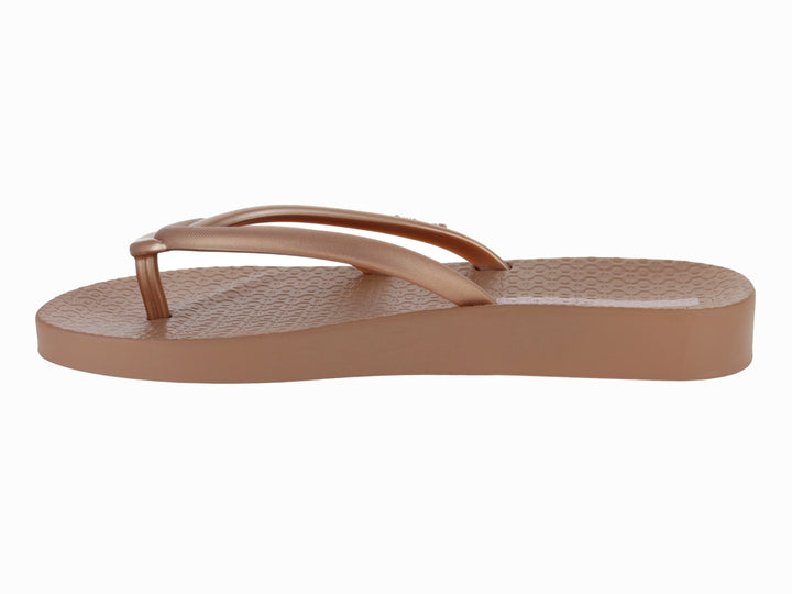 Sandalias de dedo Ipanema en color marrón rosa con plataforma y acabado metálico.