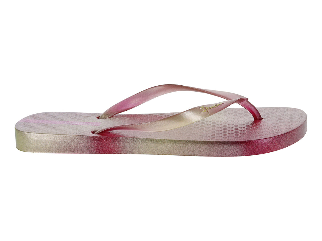 Sandalia de dedo Ipanema en color rosa nacarado con acabado brillante y metálico.