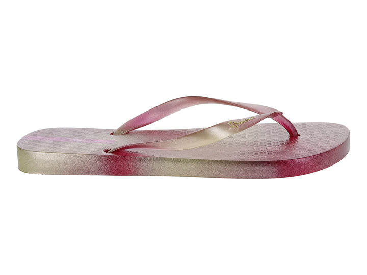 Sandalia de dedo Ipanema en color rosa nacarado con acabado brillante y metálico.