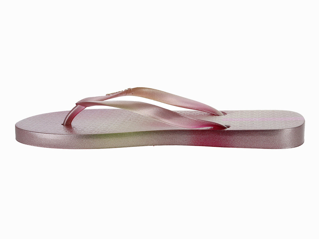 Sandalia de dedo Ipanema en color rosa nacarado con acabado brillante y metálico.