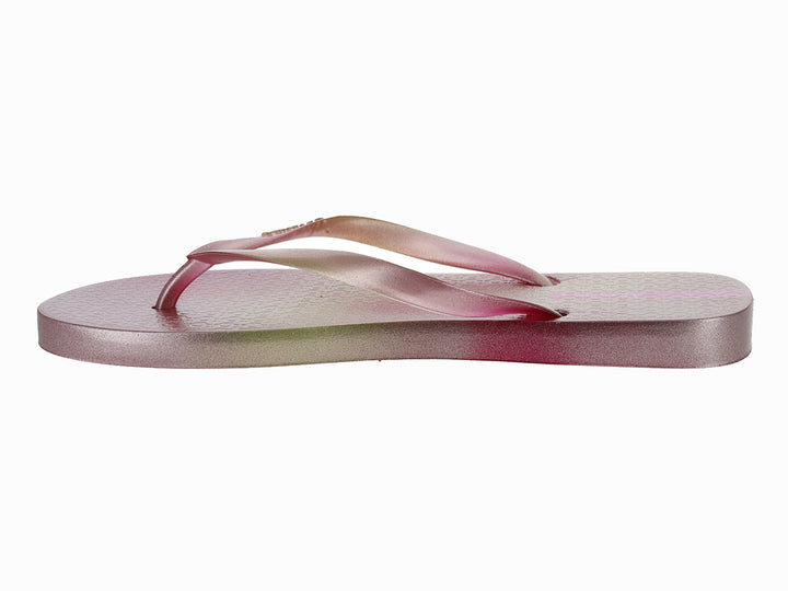 Sandalia de dedo Ipanema en color rosa nacarado con acabado brillante y metálico.