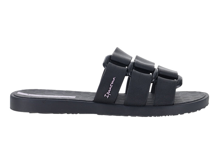 Sandalia Ipanema de color negro con tres tiras anchas transversales y suela plana.