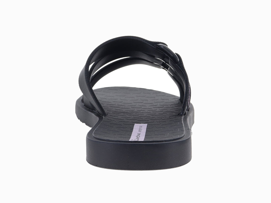 Sandalia Ipanema de color negro con tres tiras anchas transversales y suela plana.