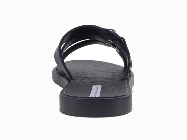 Sandalia Ipanema de color negro con tres tiras anchas transversales y suela plana.