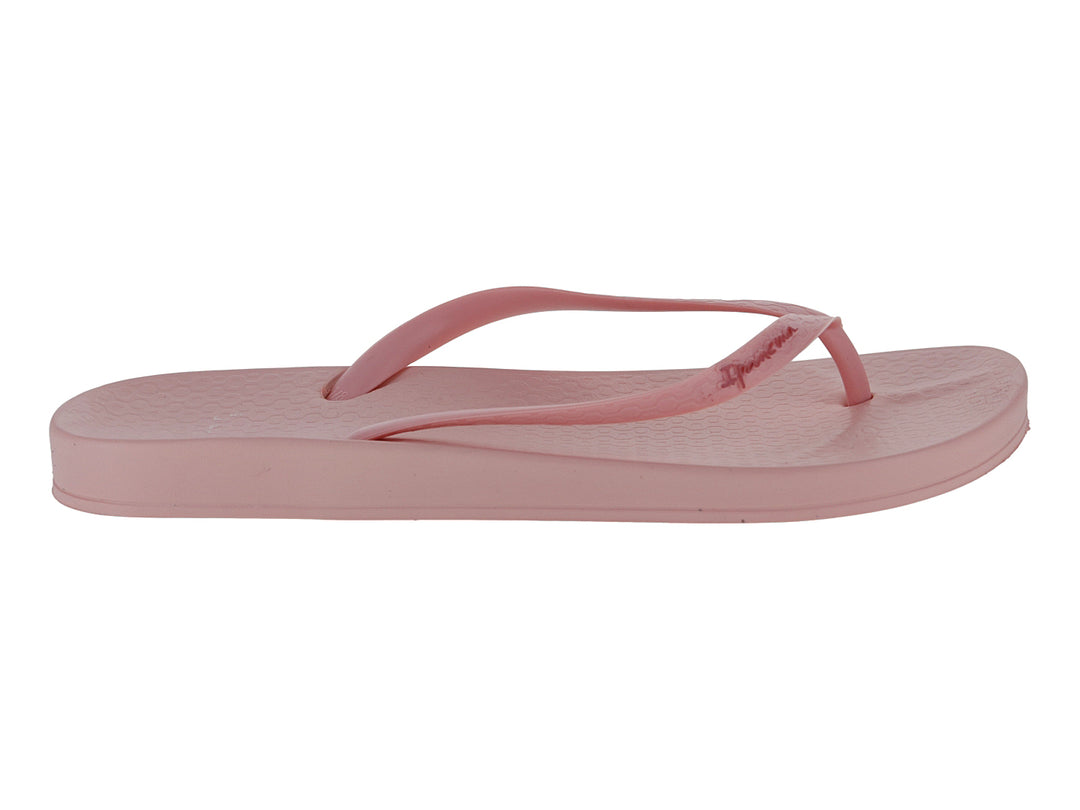 Sandalias de dedo color rosa marca Ipanema con suela plana y acabado mate.