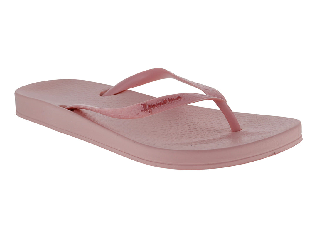 Sandalias de dedo color rosa marca Ipanema con suela plana y acabado mate.