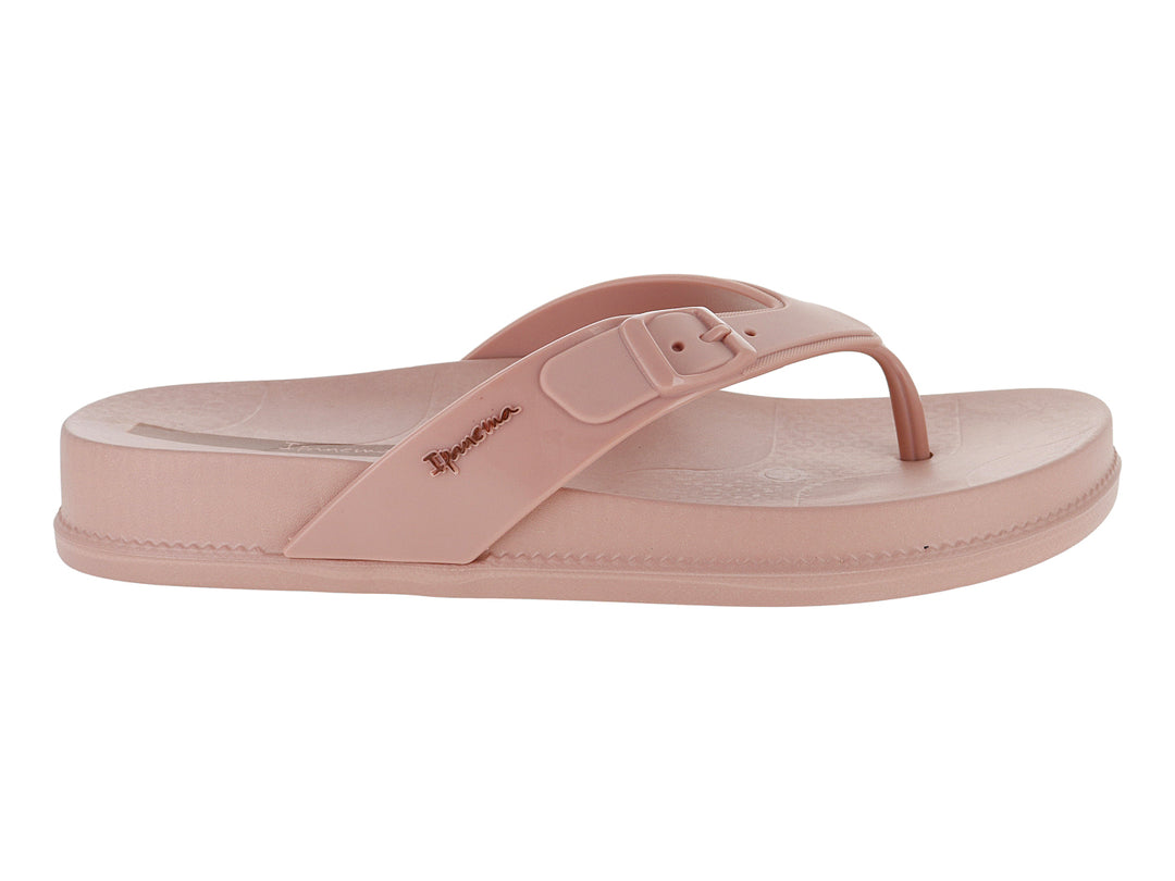 Sandalia de dedo Ipanema en color rosa marrón con detalle de hebilla en la correa.