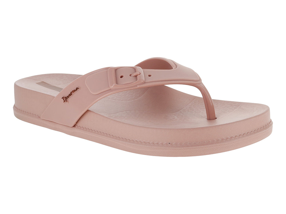 Sandalia de dedo Ipanema en color rosa marrón con detalle de hebilla en la correa.