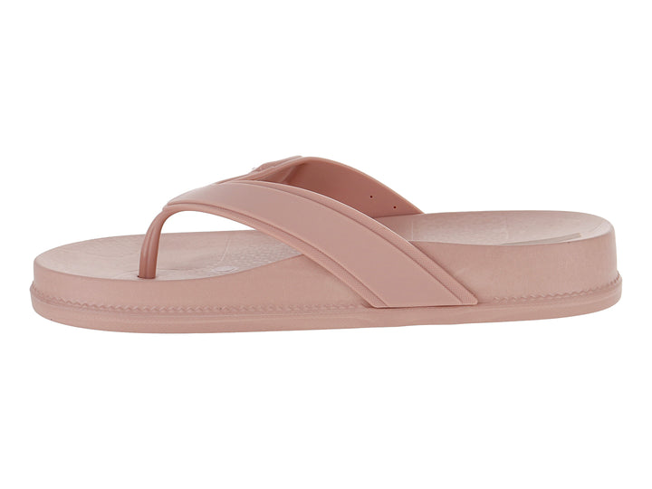 Sandalia de dedo Ipanema en color rosa marrón con detalle de hebilla en la correa.