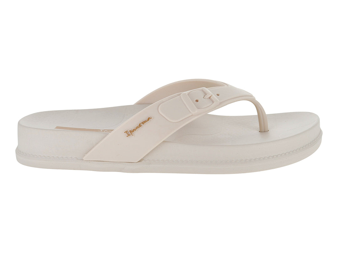 Sandalias Ipanema color beige para mujer con diseño de dedo y detalle de hebilla en la correa.
