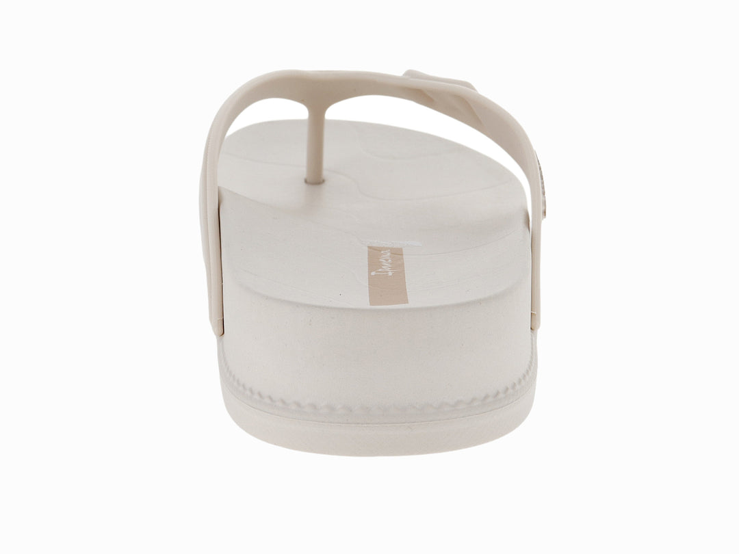 Sandalias Ipanema color beige para mujer con diseño de dedo y detalle de hebilla en la correa.