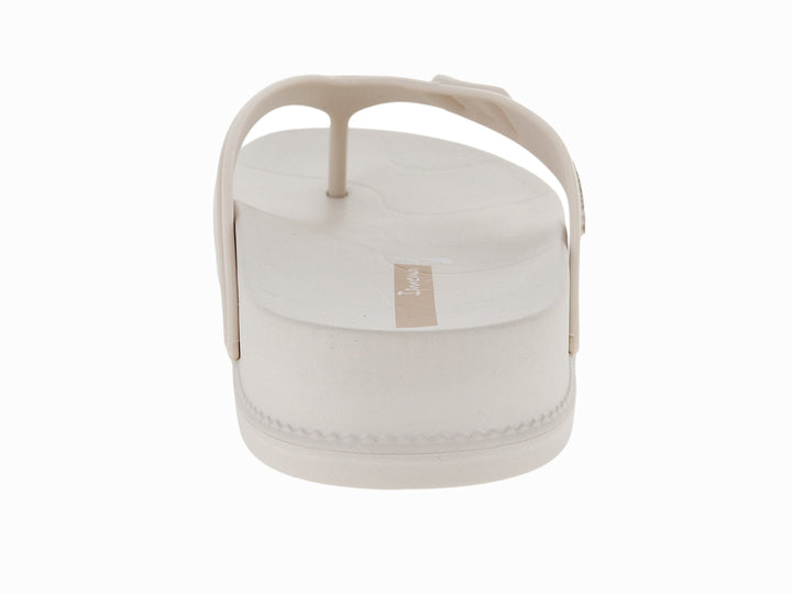 Sandalias Ipanema color beige para mujer con diseño de dedo y detalle de hebilla en la correa.