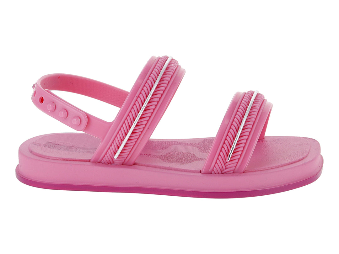 Sandalia infantil color rosa con detalles plateados brillantes y tiras ajustables.