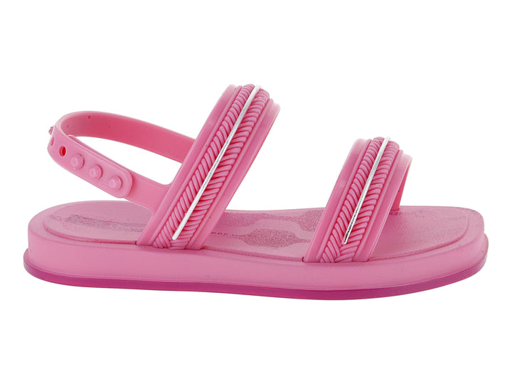 Sandalia infantil color rosa con detalles plateados brillantes y tiras ajustables.