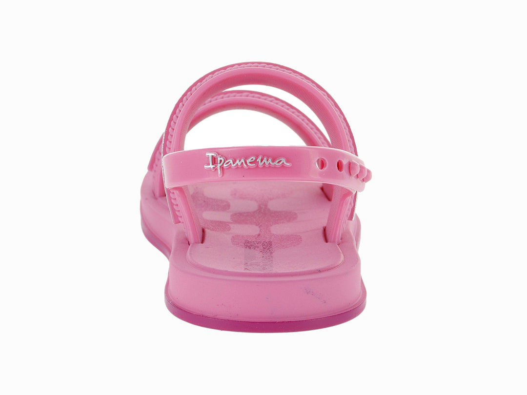 Sandalia infantil color rosa con detalles plateados brillantes y tiras ajustables.